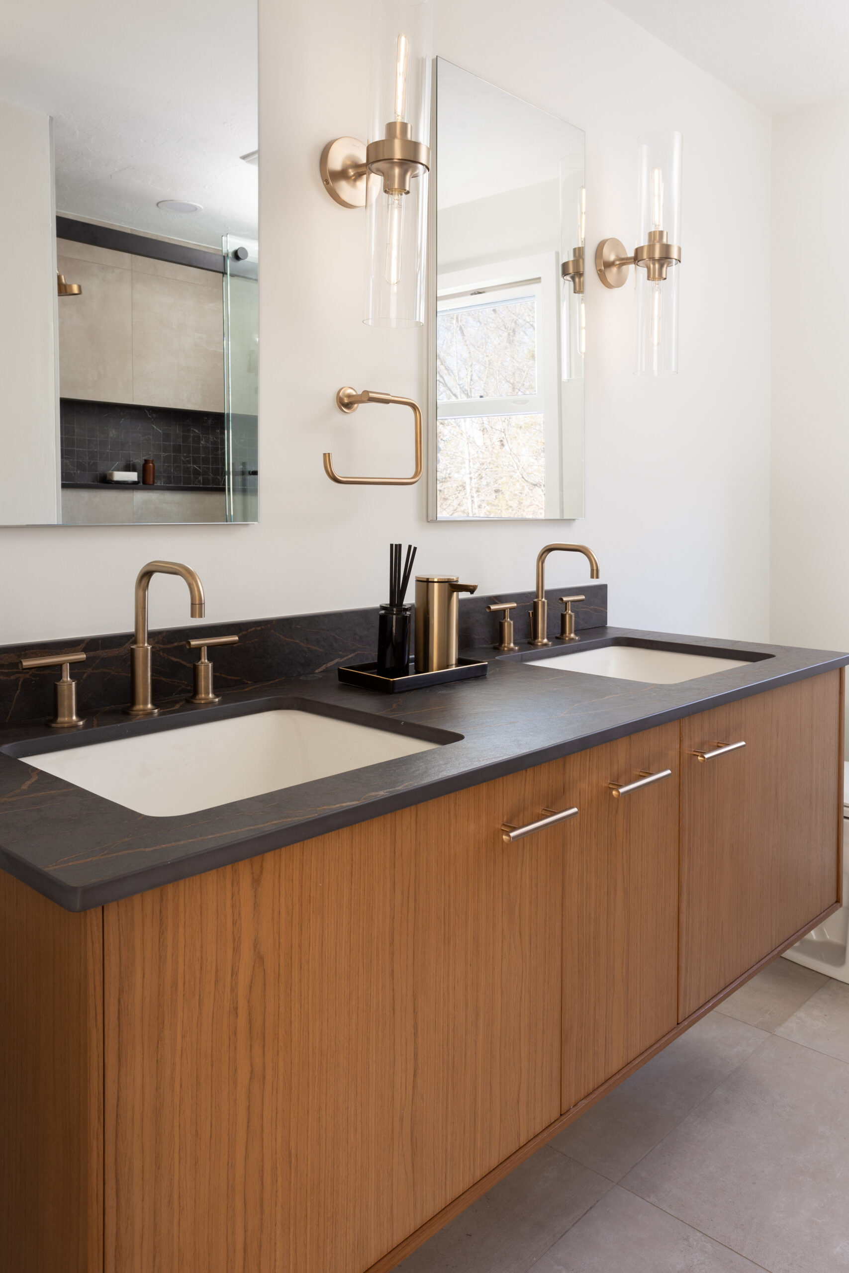 Modern Warm Bath with Bold Stone Accents