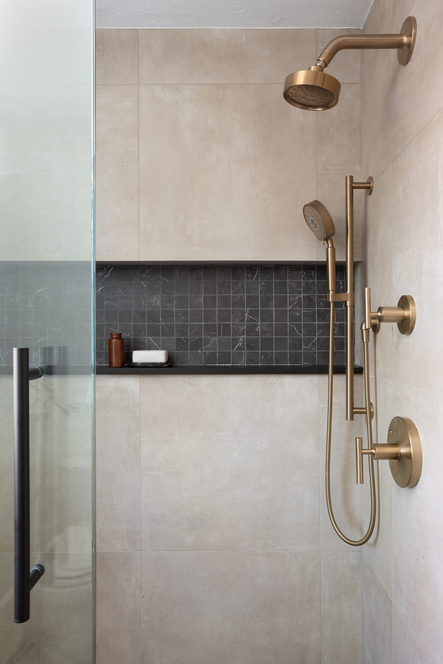 Modern Warm Bath with Bold Stone Accents