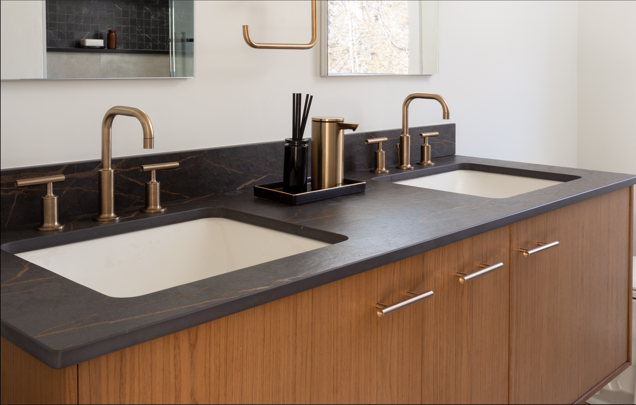 Modern Warm Bath with Bold Stone Accents