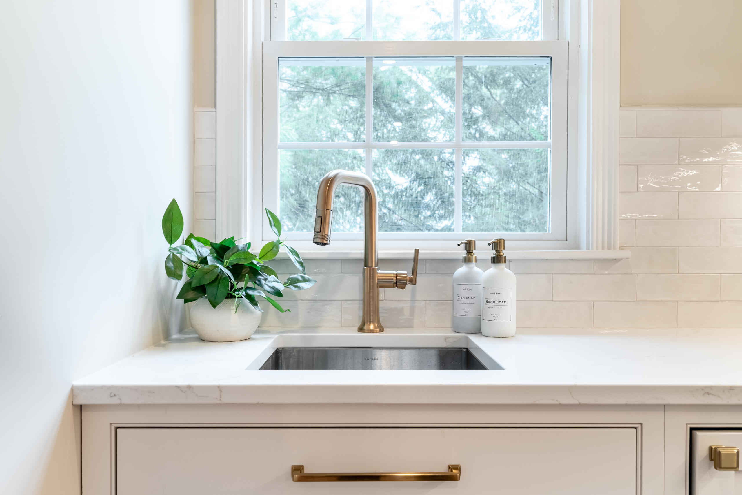 Entertainer’s Transitional Kitchen