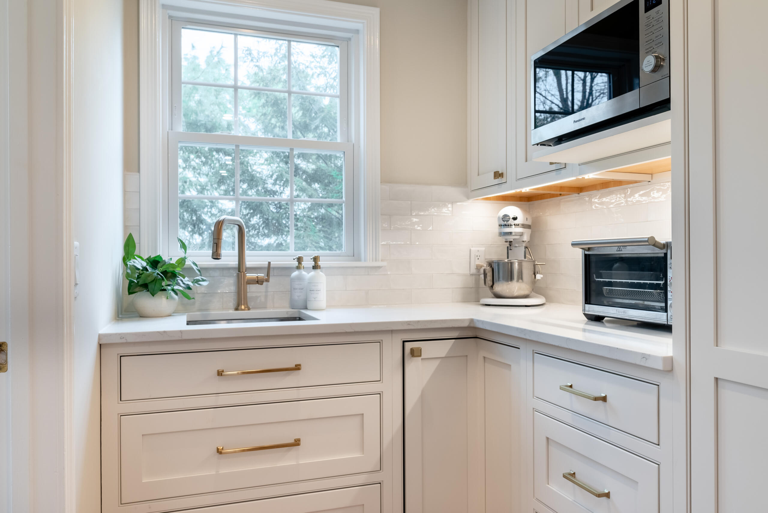 Entertainer’s Transitional Kitchen